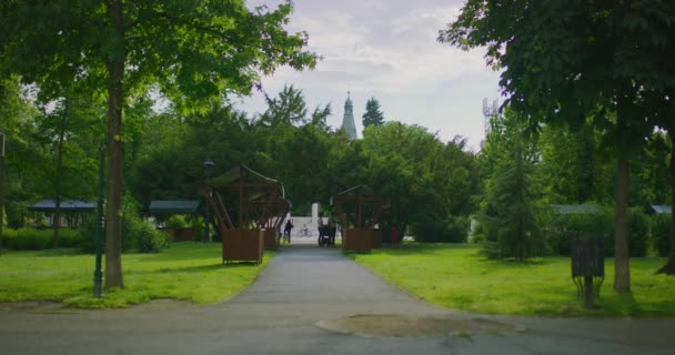 Hırvatistan şehir merkezindeki Bjelovar merkez parkı — Stok video