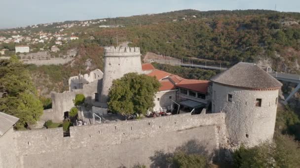 Trsat κάστρο του παλιού λιμανιού της πόλης στον ποταμό Rijecina firth στη Ριέκα, Κροατία — Αρχείο Βίντεο