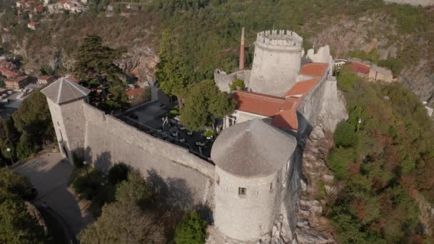 克罗地亚里耶卡Rijecina Firth河旧城港口的Trsat城堡 — 图库视频影像