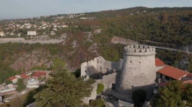 Hırvatistan 'ın Rijeka kentindeki Rijecina Firth nehrindeki eski kent limanının Trsat kalesi