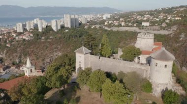 Hırvatistan 'ın Rijeka kentindeki Rijecina Firth nehrindeki eski kent limanının Trsat kalesi