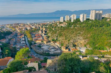 Rijeka 'nın eski ana liman havadan panoramik görüntüsü