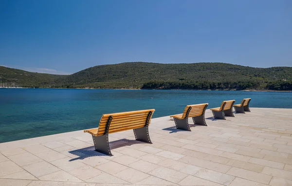 Bänke mit Meerblick in Cres Kroatien — Stockfoto