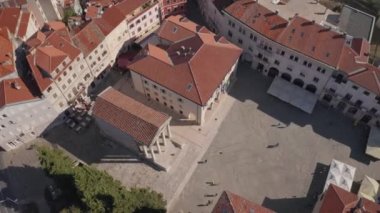 Augustus Tapınağı Pula 'daki eski kasabanın ana şehir meydanında.