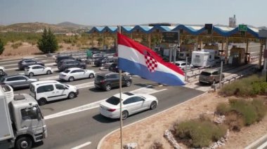 Dugopolje, gişelerde bekleyen kalabalıkları bölüyor