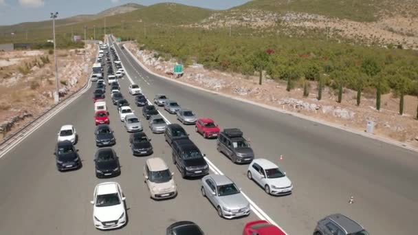 Dugopolje in de buurt van Split verkeer te wachten bij tolhuisjes — Stockvideo