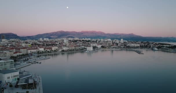 Widok z lotu ptaka o zachodzie słońca miasta Split — Wideo stockowe