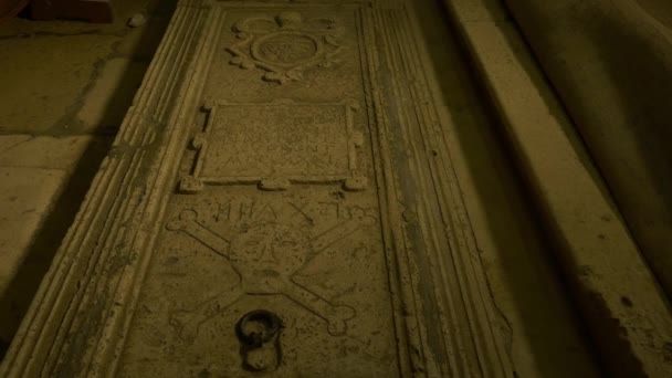 Gravsteiner på gulvet i St. Nicholas Musters kirke på øya Vis – stockvideo