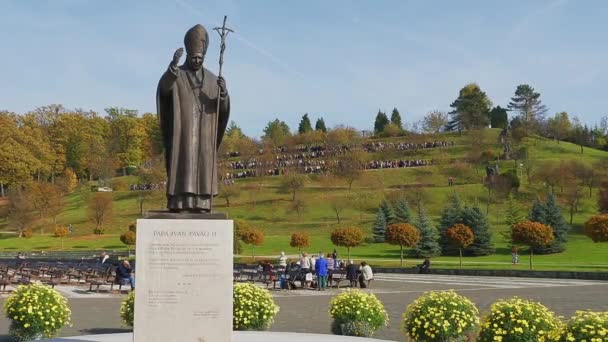 Paus Johannes Paulus II standbeeld — Stockvideo