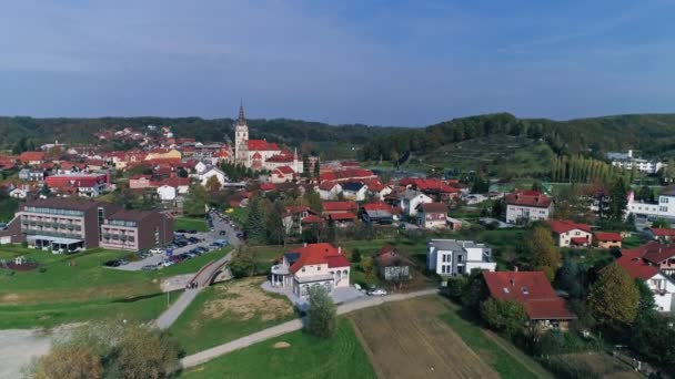 Letecký pohled na kostel Marija Bistrica v Mariánské svatyni Černé Madony — Stock video