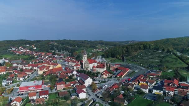 Widok z lotu ptaka na kościół Marija Bistrica w sanktuarium maryjnym Czarnej Madonny — Wideo stockowe