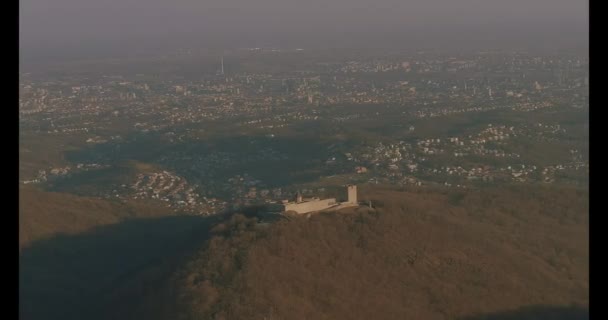 Zagreb oude stad Medvedgrad op heuvel Sljeme — Stockvideo