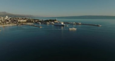 Feribot limanından eski tarihi şehir Split 'e kadar panoramik geçiş