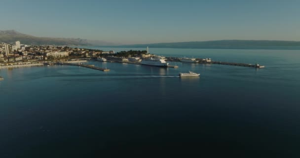 Panoramisch uitzicht van de veerhaven naar de oude historische stad Split — Stockvideo