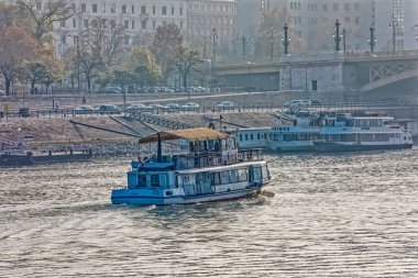 Budapeşte turist gemisi sonbahar günü Tuna Nehri 'nden geçiyor.