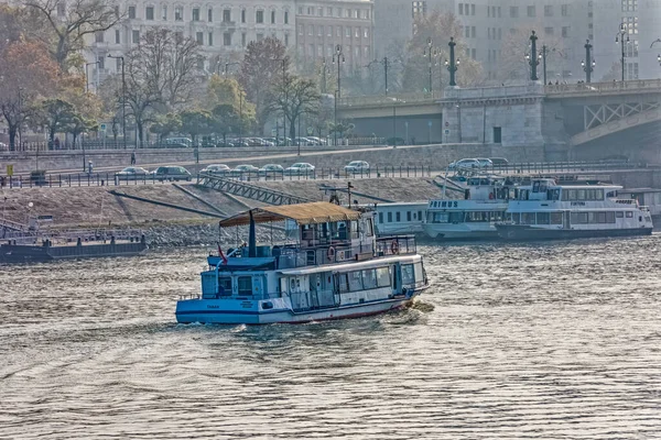 Budapest tourist boat sailing the Danube river at the autumn day — Stock fotografie