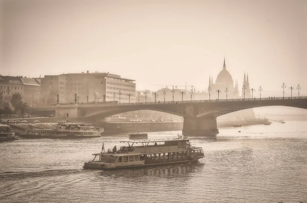 Budapest tourist boat sailing the Danube river under Margaret bridge — Stockfoto