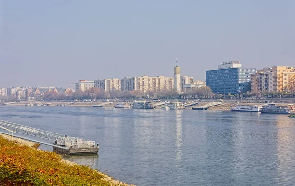 Budapest coastal view of the tourist boats at the Danube river — Stockfoto