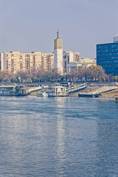 Budapest tourist boats at the Danube river — Stockfoto