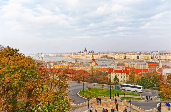 Budapeşte şehir Balıkçıları Kalesi panoramik manzara — Stok fotoğraf