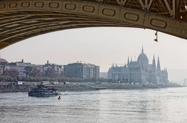 Budapest autumn day by the Margaret bridge — Stockfoto