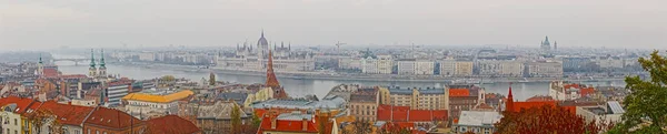Воздушный вид на Дунай и здание венгерского парламента — стоковое фото