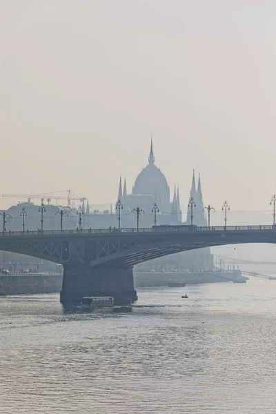 Herfstdag van Boedapest bij de Margaret brug — Stockfoto