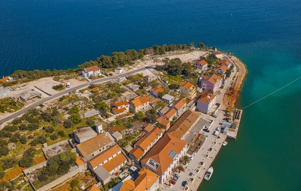 Vista aérea del puerto del casco antiguo de Sali en Dugi Otok Croacia — Foto de Stock