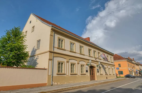 Bjelovar edifício do museu da cidade no centro da cidade velha na Croácia — Fotografia de Stock