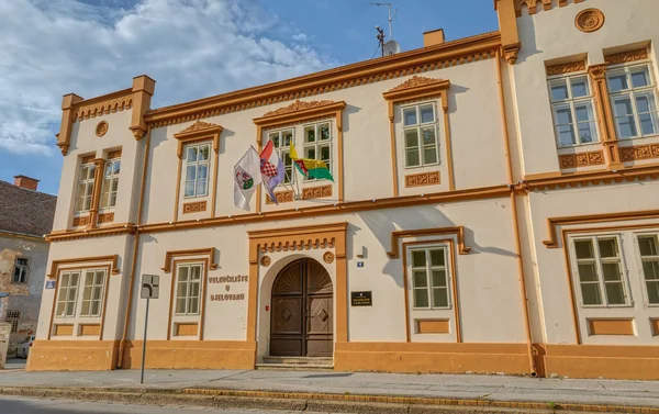 Edifício da prefeitura de Bjelovar no centro da cidade velha na Croácia — Fotografia de Stock