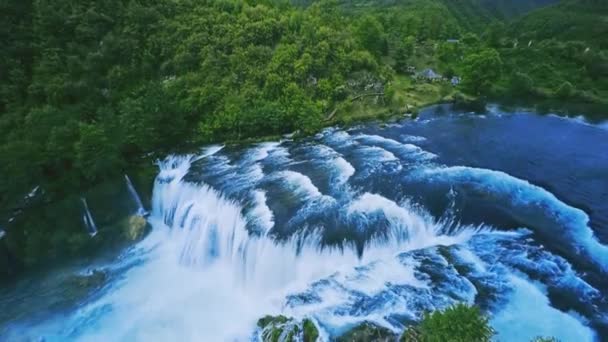 Cascada Strbacki buk tiro ascendente aéreo — Vídeos de Stock