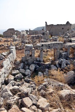 Ölü şehrin taş kalıntıları Kalb Lozeh, Suriye 'nin tarihi bölgesinden yaklaşık 1 kilometre uzakta..