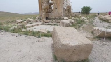 PASARGAD, İRAN - 4 Mayıs 2015: Eski kentin arkeolojik mekanını gezen turist grubu.