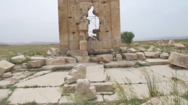 PASARGAD, İRAN - 4 Mayıs 2015: Eski kentin arkeolojik mekanını gezen turist grubu.