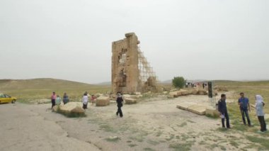 PASARGAD, İRAN - 4 Mayıs 2015: Eski kentin arkeolojik mekanını gezen turist grubu.