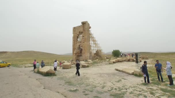 Pasargad Iran Mungkin 2015 Kelompok Wisatawan Melihat Situs Arkeologi Kota — Stok Video