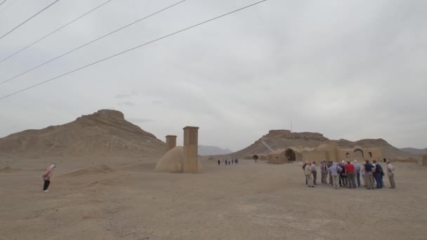 Yazd Irão Maio 2015 Grupo Turístico Que Visita Torre Silêncio — Vídeo de Stock
