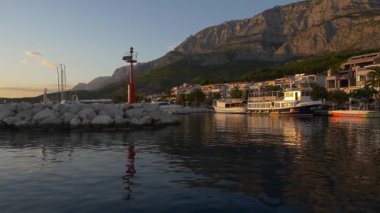 TÜCEPI, CROATIA - 20 Eylül 2016 Hırvatistan 'ın Adriyatik kıyısındaki gün batımında kasaba limanına giriş.