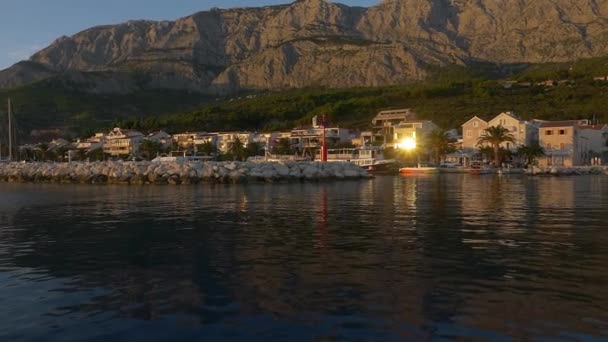 Tucepi Croatia September 2016 Μπαίνοντας Στο Λιμάνι Της Πόλης Ηλιοβασίλεμα — Αρχείο Βίντεο