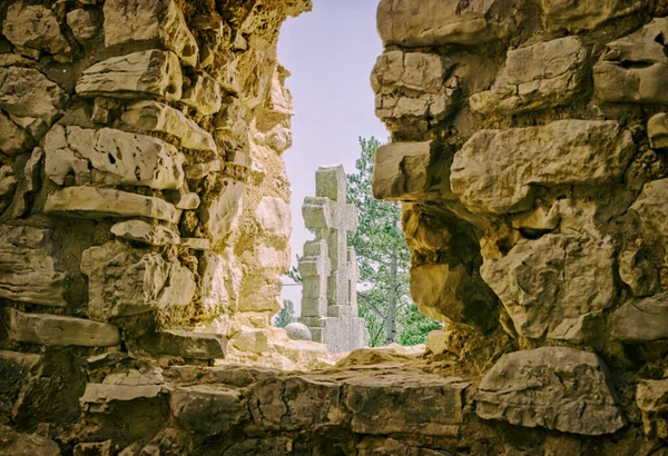 Velhas Lápides Vistas Pela Janela Igreja Pré Romanesca Das Ruínas — Fotografia de Stock