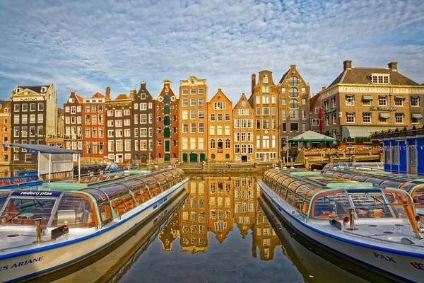 Amsterdam Holandia Czerwca 2016 Wąskie Stare Budynki Mieszkalne Refleksją Kanale — Zdjęcie stockowe