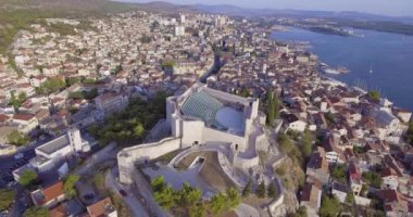 Saint Michael kale Sibenik Hırvatistan artan havadan görünümü.