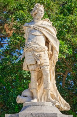 CORFU, GREECE, SEPTEMBER 28, 2019: Eski Venedik kalesinin önündeki Kont Johann Matthias Reichsgraf von der Schulenburg 'un mermer heykeli.