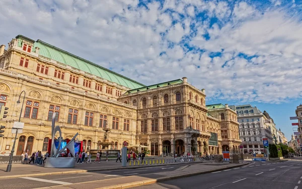 2018年9月7日 位于市中心的著名的维也纳国家歌剧院历史建筑旁边的人们 — 图库照片