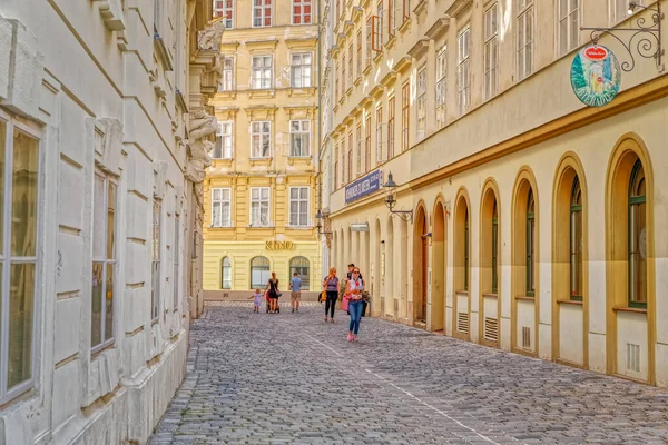 Vienna Austria September 2018 People Walking Old Buildings Traditional Facades — Stock Photo, Image