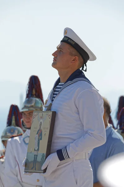 2019年9月28日 在爱奥尼亚群岛庆祝俄罗斯周之际 身穿制服的海员举着图标庆祝俄罗斯周 — 图库照片