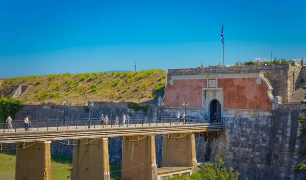 Corfu Řecko 2019 Návštěvníci Vstupního Mostu Staré Benátské Pevnosti Postavené Royalty Free Stock Fotografie