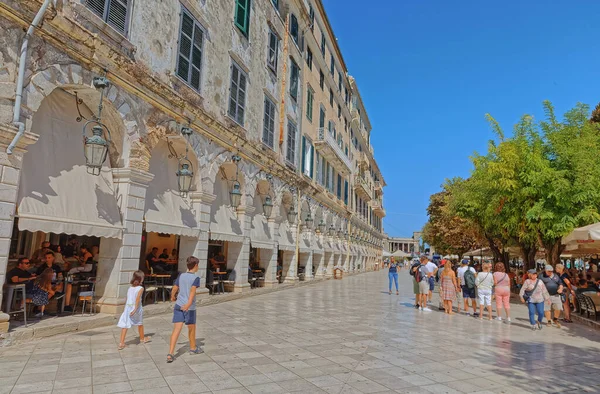 Corfu Greece Wrzesień 2019 Turyści Mieszkańcy Relaksujący Się Centrum Miasta — Zdjęcie stockowe