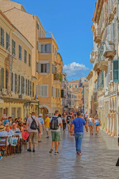 Corfu Greece September 2019 Turister Och Lokalbefolkning Kopplar Stadens Centrum — Stockfoto