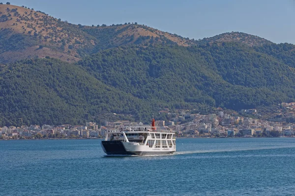 Igoumenitsa ギリシャ 2019年9月29日 レフキンミ線フェリーがイオニア海の旧港の前を航行 — ストック写真